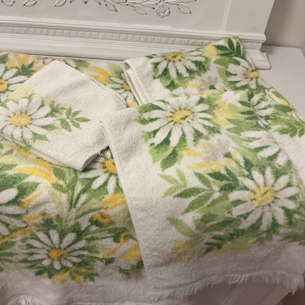 Vintage Set of Springmaid Bath Towels Each measure - Picture 2 of 14